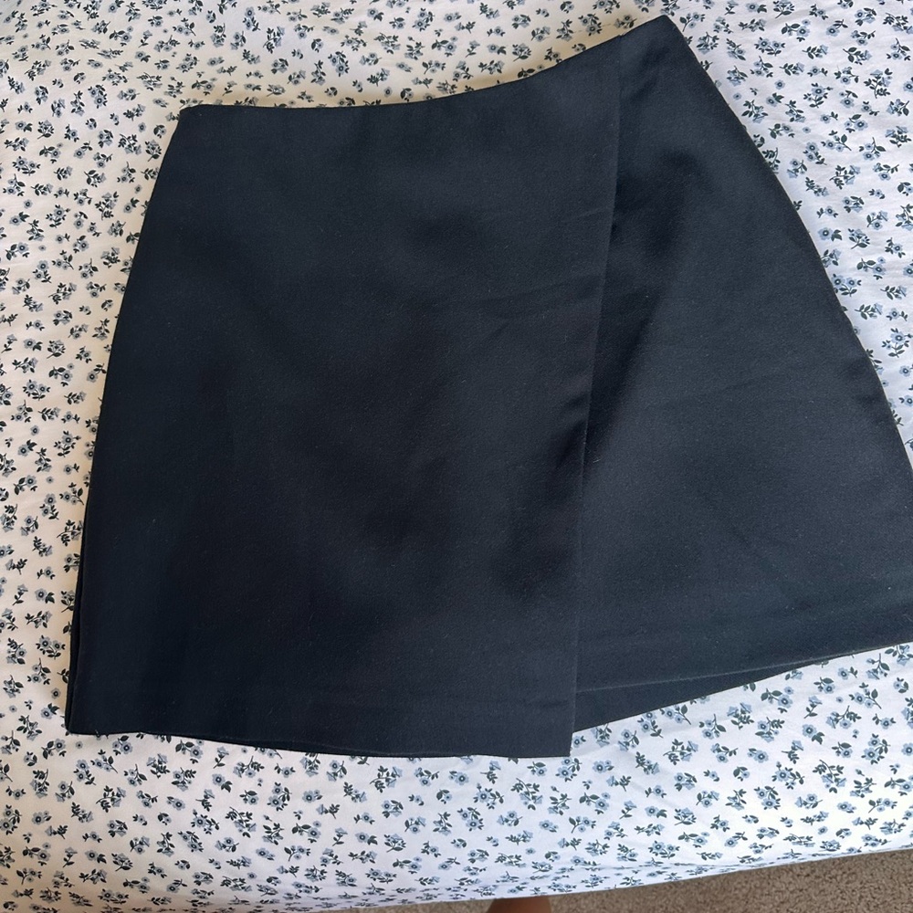 Abercrombie & Fitch Black Skirt- Women's “Menswear Wrap Mini Skort” with shorts
